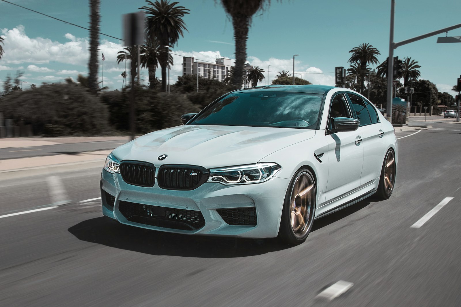 BMW 5 серии в движении